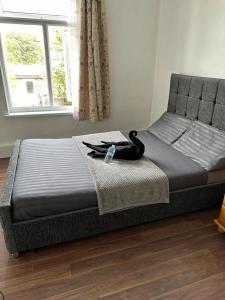 A bed or beds in a room at Affordable Private Rooms in Wembley