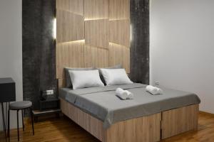 um quarto com uma cama com duas toalhas em Elite Central Suites em Skopje