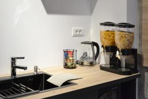 uma cozinha com um balcão com dois processadores de alimentos em Elite Central Suites em Skopje