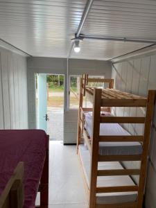 - une chambre avec 2 lits superposés dans une maison dans l'établissement Pousada Park Container, à Penha