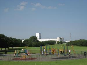 - un parc avec une aire de jeux dotée de toboggans et d'équipements de jeux dans l'établissement Littlewood Gardens Escapes, Ideal Retreats with Green Views- Ideal Summer Stays, à Liverpool
