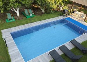 una vista aérea de una piscina azul con sillas en Villa Green, en Muğla
