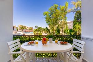 - une table blanche avec des fruits et des boissons sur le balcon dans l'établissement Bellamar By IVI Real Estate, à Torremolinos