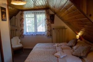sypialnia z dużym łóżkiem na poddaszu w obiekcie Ubytovanie u Eriky w mieście Hrabušice