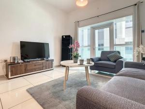 TV a/nebo společenská místnost v ubytování Key View - Marina Pinnacle