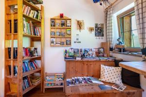 a room with a table and bookshelves with books at Mongaduierhof Apt Tschafon in Umes