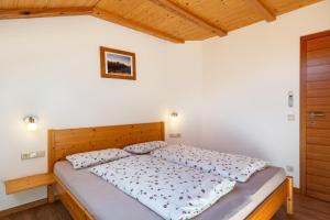 a bedroom with a large bed with a wooden headboard at Mongaduierhof Apt Tschafon in Umes