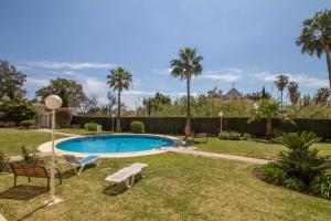 - une piscine dans une cour avec un banc dans l'établissement Bellamar By IVI Real Estate, à Torremolinos