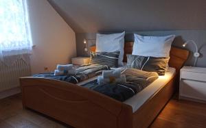 Cette chambre comprend 2 lits jumeaux. dans l'établissement Wohnung mit Spielplatz, Kaninchen und Whirlpool, à Grafenhausen