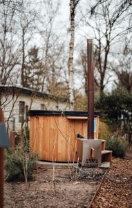 阿納姆的住宿－Tiny Dream House，院子中带杆的木屋