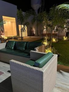 um sofá de vime sentado em cima de um pátio em Pousada Villas - Bonito em Bonito