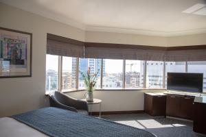 een slaapkamer met een bed en een groot raam bij Kaya Prestige Oteli in Izmir