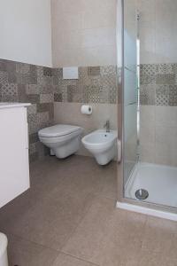 ein Bad mit einem WC, einem Waschbecken und einer Dusche in der Unterkunft Casa Bianca in Conversano