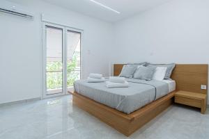 1 dormitorio con cama grande y ventana grande en Suitelife, en Atenas