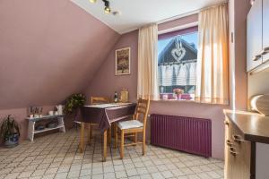 kuchnia ze stołem i krzesłami oraz oknem w obiekcie Ferienwohnung am Ps Speicher 