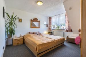 Un dormitorio con una cama grande y una ventana en Ferienwohnung am Ps Speicher, 