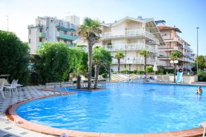 a large swimming pool in front of a building at Hotel de Paris in Lido di Savio
