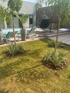 um quintal com duas cadeiras e uma piscina em Pousada Villas - Bonito em Bonito