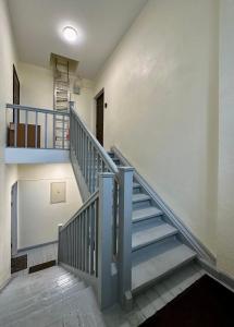 un escalier avec des balustrades bleues dans un bâtiment dans l'établissement Apartment in City Center, à Tartu