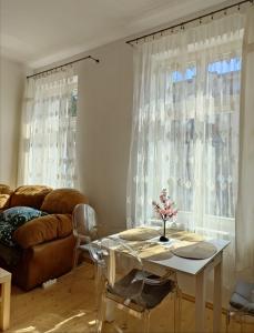 a living room with a table and a couch at Beach 1 minuta,by Grand Hotel, Sheraton, molo, Best location in Sopot