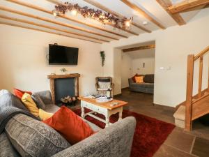 uma sala de estar com dois sofás e uma lareira em Fenns Barn em Leek