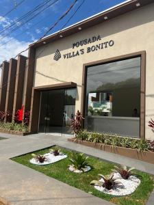Pousada Villas - Bonito في بونيتو: مبنى مع مدخل بوتيك الفلل
