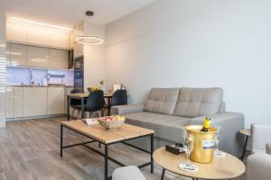 uma sala de estar com um sofá e uma mesa em Apartment B - Lifestyle Holiday em St. Constantine and Helena