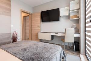 una camera da letto con un letto, una scrivania e una TV di Apartment B - Lifestyle Holiday a Sveti Konstantin i Elena Altre 38 foto