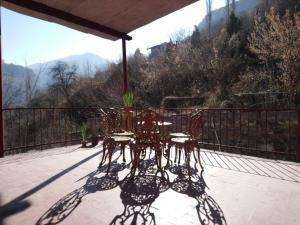 d'une terrasse avec une table et des chaises sur un balcon. dans l'établissement ApartHotel in Alaverdi, à Alaverdi