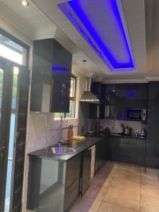 Η κουζίνα ή μικρή κουζίνα στο Bridgelamour Accommodation