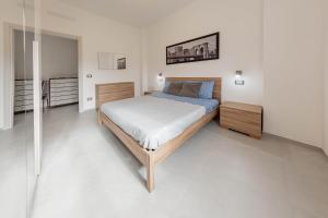 a bedroom with a bed in a white room at H11 [Casa Mare Smeraldo] Parcheggio in San Lorenzo al Mare