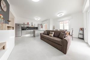 a living room with a couch and a kitchen at H11 [Casa Mare Smeraldo] Parcheggio in San Lorenzo al Mare