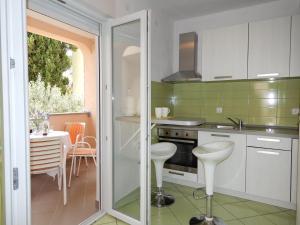 Kuchyň nebo kuchyňský kout v ubytování Apartments Nedjeljka