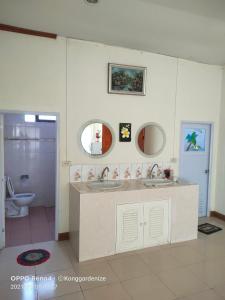 ein Badezimmer mit zwei Waschbecken und einem WC in der Unterkunft ศรีวิภา​ฮิลล์​ in Khao Kho