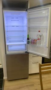 einen offenen Kühlschrank mit Speisen und Getränken in der Unterkunft Ringarstigen 29 in Gävle