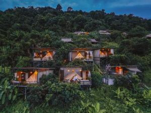 an image of a house on a hill at night at ฮิมสวน โฮมสเตย์ Him suan homestey in Ban Thung Phan Ha