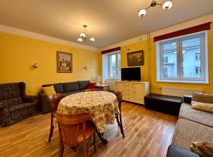 - un salon avec une table et un canapé dans l'établissement Apartment in City Center, à Tartu