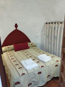 a bedroom with a bed with a bedspread on it at Alojamiento rural casa cueva abuelo Miguel in Pegalajar
