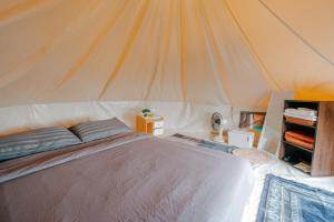 um quarto com uma cama numa tenda em ฮิมสวนโฮมสเตย์ 