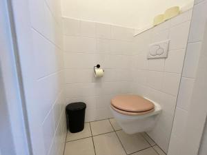 baño con aseo y cubo de basura en Sunny & Calm 45 m2 Apartment, en Viena