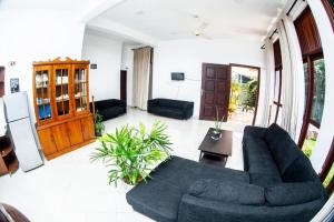 sala de estar con sofá azul y mesa en Hotel Blue Bird en Negombo