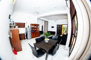 uma sala de jantar e cozinha com mesa e cadeiras em Hotel Blue Bird em Negombo