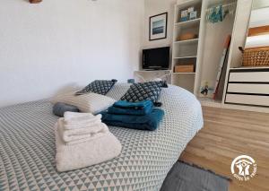 Postel nebo postele na pokoji v ubytování La Sirène - Loft moderne et lumineux avec vue panoramique sur Mer Méditerranée et port de plaisance