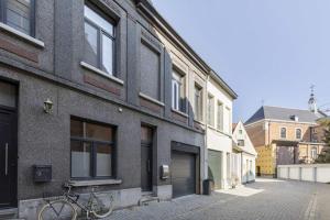 uma bicicleta estacionada ao lado de um edifício em Huis ALNA 4 em Mechelen