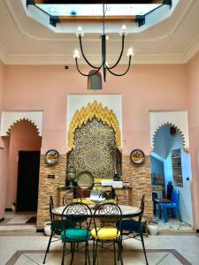 uma sala de jantar com mesa e cadeiras em Dar Ibrahim em Rabat