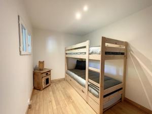 1 dormitorio con 2 literas en una habitación en A Cœur d'Hêtre en Estaing