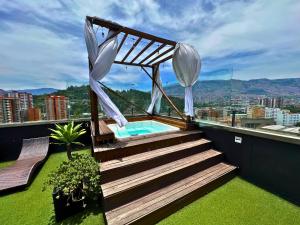 einen Balkon mit einem Tauchbecken auf dem Dach eines Gebäudes in der Unterkunft Tequendama Hotel Medellín - Estadio in Medellín