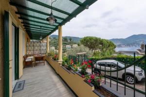 een balkon van een huis met een auto erop bij [Terrazza sul mare] B.View56 in Recco