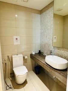 La salle de bains est pourvue de toilettes et d'un lavabo. dans l'établissement Anggun Residence KL by F&F, à Kuala Lumpur