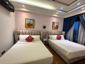 - une chambre avec 2 lits et une fenêtre dans l'établissement Anggun Residence KL by F&F, à Kuala Lumpur